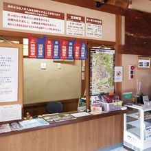 受付ですね。プリンや専用浴衣も買えます。