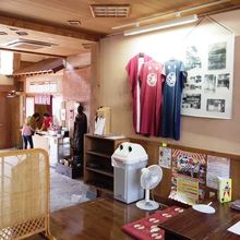 受付の奥には座敷やマッサージチェアがあります。