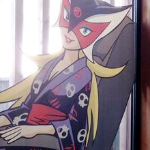 休憩室の窓には浴衣姿&マッサージチェアで寛ぐドロンジョ様ほか