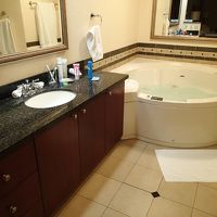 寝室の奥に洗面台とジャグジーがあります。