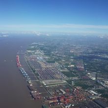 大きく右旋回。港湾施設を望みつつ最終着陸態勢に。