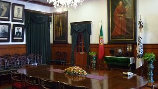 セナド広場に集う人ごみを眺める仁慈大楼