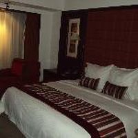 部屋はシックな黒と銀の配色