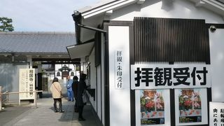 きれいな庭と美術品