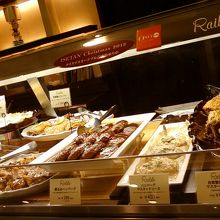 豪華なお惣菜が並びますが結構リーズナブル。