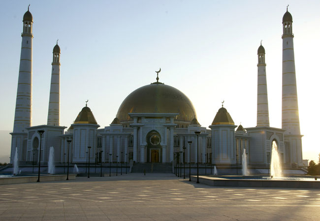 絢爛豪華な中央アジア一のゴールドモスク