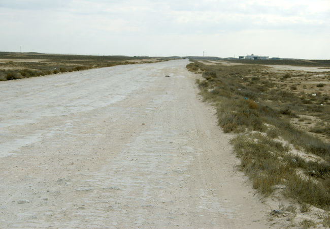 カザフスタン側のカスピ海に近い国境線「テミールババ」