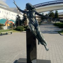 橋のそばにある彫刻