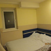 室はちょっと狭いがベッドの広さは十分