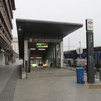 地下鉄楽橋駅７号口から徒歩１分。