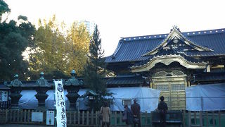 日本唯一の金色の神社の扉