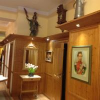 ロビーは木造の壁でロッジ風です