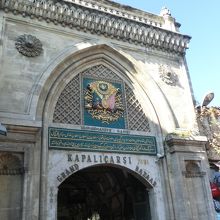 グランド・バザールの入口は観光客でいっぱい