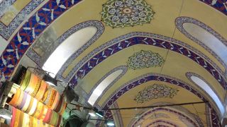 大通りには高級品を扱う店、脇道には雑多な雰囲気のお店と、混在したエリア