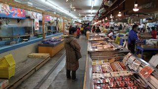 市場で北海道の美味しい物「お買いあげー」。