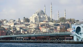 釣り人が集まる、金角湾に架かる橋のたもとではサバサンドがお勧め