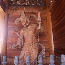 勿論、門の両側に仁王像が設置されていました