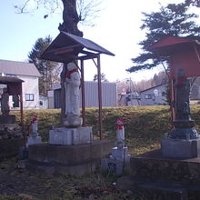 参道脇にはお地蔵さんが並んでいました