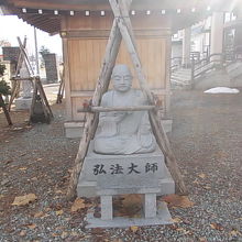 冬囲いされた弘法様は北海道ならでは？