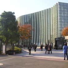 正面入り口（ゲート右手にチケット売り場有）