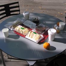 開放感一杯のテラスでの美味しいランチタイム