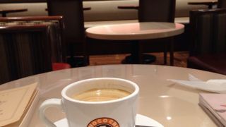 時間をつぶすのにもってこい。携帯の充電が出来ます。