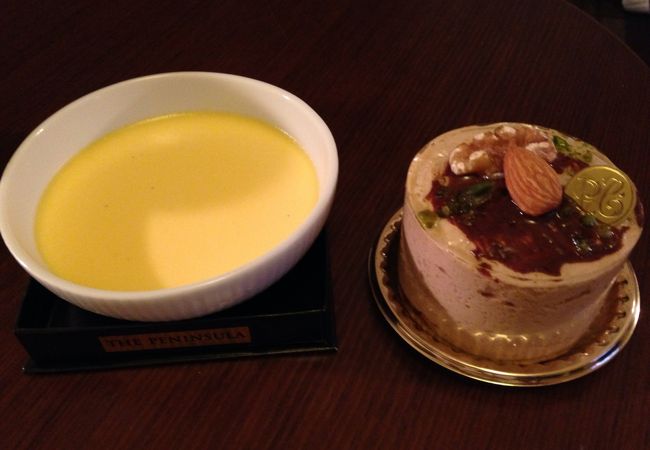 カラフルで美しいケーキやチョコレート。リッチな美味しさ。