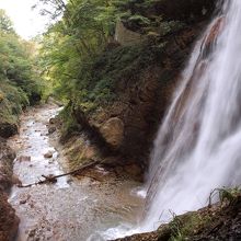 松川渓谷にある落差約30ｍの雷滝。別名、裏見の滝とも。