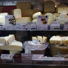 クセがあって美味しいチーズ。値段は高め