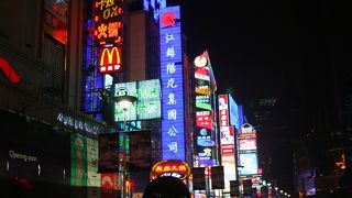 昼も夜も大賑わい