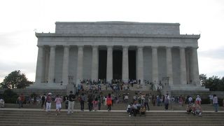 大きなリンカーンの像前で写真が撮れます