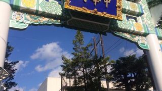 白い柱に緑の屋根