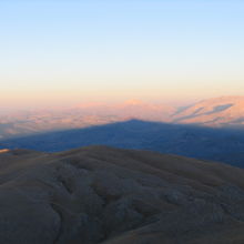 ネムルート山の影です。西のテラスより。