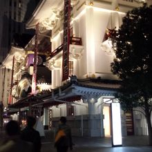 新しく、でもレトロな雰囲気を残した正面入り口です。