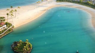 ヒルトン・ラグーンと海の間がデユーク・カハナモク・ビーチ！全米第２位のビーチ！