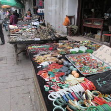 手前は土産物屋があります。