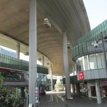 大きな屋根が天幕です。