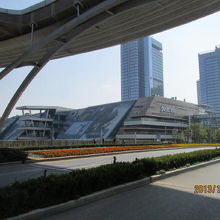 天幕の向こうには久光百貨店