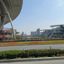 左は天幕街、右は久光百貨店です。