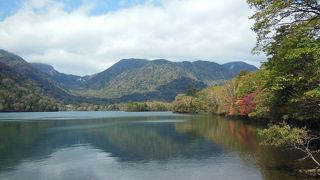 静かに落ち着いた湖