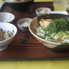 アオサたっぷりの「アーサーそばセット」です。