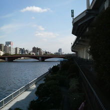 休日の朝、歩く人は少なめでした。