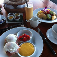 サラで食べた朝食（エッグベネディクト）