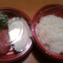 持ち帰りはご飯とお刺身分けてくれますよ。