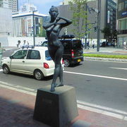 札幌駅南口の魅惑的な女性像