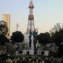 テレビ塔を背景に立っています。