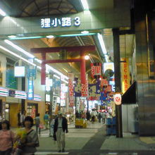 垂れ幕や鳥居で派手に飾られています。