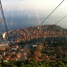 ロープウェイで登る途中に旧市街を見下ろして、上はもっと絶景！