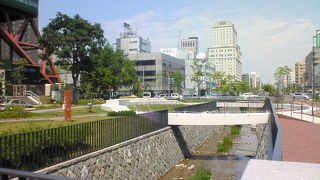創成川公園のアートな白い橋