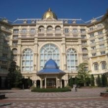 ホテル正面からみた美しい・風格ある建物